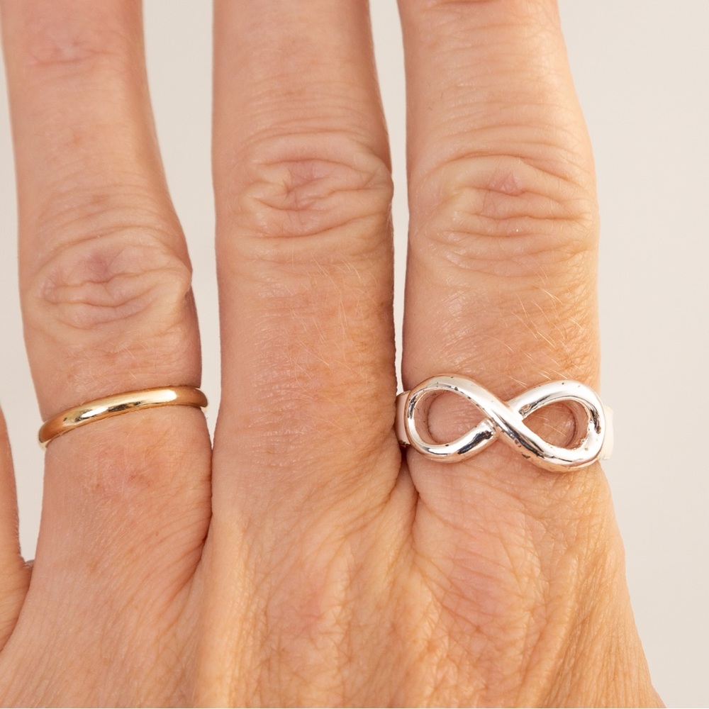 Roberto by RFM Capri Girl enamel infinity ring in white with silver trim 10